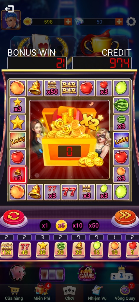 Tiến Lên Offline - Phỏm, Tá Lả - Uma máquina de slot clássica é exibida, com rodadas de frutas e sinos e o recurso visual de um "BAÚ DE MOEDAS" repleto, prometendo ganhos ao usuário.