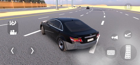 Highway Drifter: Hajwala Drift - 이 스크린샷은 여러 차선이 있는 고속도로를 달리는 검은색 세단의 후방 모습을 보여주며, 후방 범퍼의 미세한 손상과 멀리 보이는 다른 차량이 역동적인 주행을 암시합니다. 도로 위의 차선 마킹과 배경의 평평한 사막 지형이 넓은 주행 공간을 제공합니다.