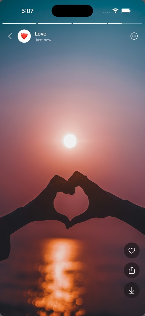Status Save - ユーザーは、美しい夕日を背景に手で形作られたハートのようなロマンチックなイメージと、ダウンロード、シェア、お気に入り登録が可能な操作アイコンを見ることができます。