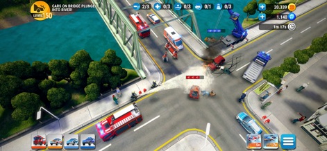 EMERGENCY HQ: firefighter game - Die Szene zeigt einen schweren Verkehrsunfall auf einer Brücke mit einem ins Wasser gestürzten Auto und der Ankunft mehrerer Rettungsfahrzeuge.