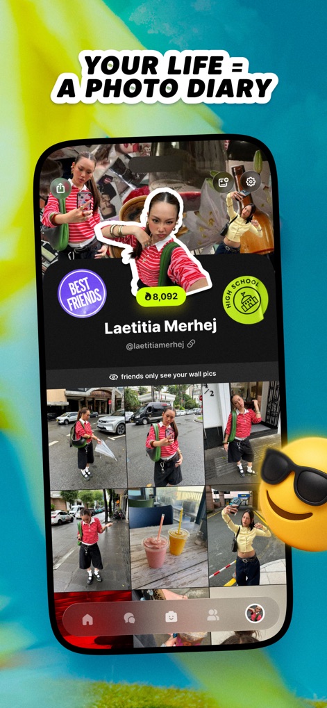 yope: friends-only pics - O perfil do usuário atua como um diário fotográfico privado, onde uma grade de imagens pessoais é exibida, com badges indicando os grupos de amigos como "BEST FRIENDS" para compartilhamento exclusivo.
