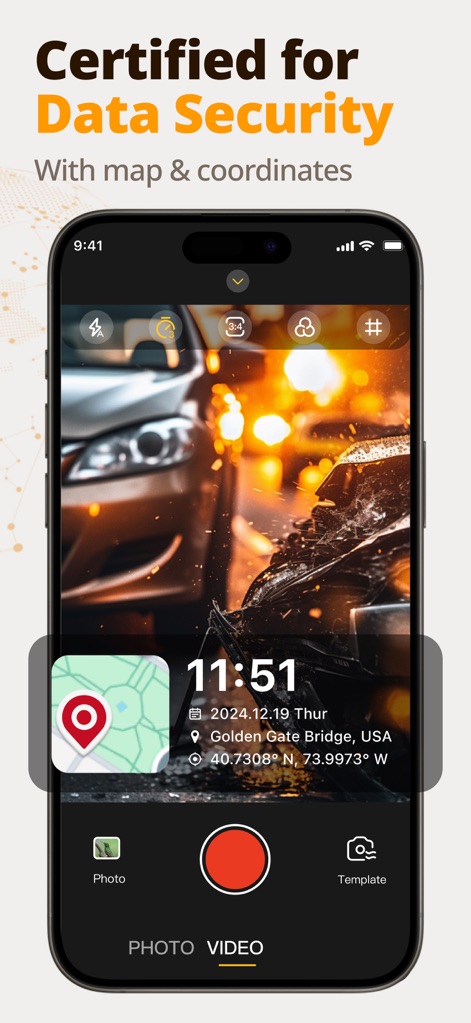 Timestamp Camera Time & GPS - Hier wird eine Aufnahme von einem Unfallort gezeigt, die mit einem integrierten Kartenoverlay und präzisen GPS-Koordinaten versehen ist, um die Datenintegrität zu gewährleisten.