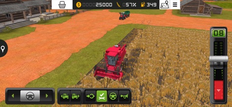 Farming Simulator 18 - La mietitrebbia rossa procede spedita nel vasto campo di grano dorato, con l'interfaccia utente in alto che monitora lo stato del raccolto e il carburante.