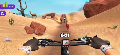 BMX Bike Rider - Bicycle Games - La carrera comienza en un desierto expansivo, con la indicación '¡GO!' y elementos distintivos como un camello y cactus que añaden al ambiente.