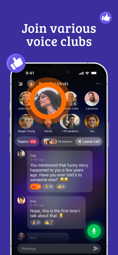 Wakie Chat: Talk with Friends - 이 앱은 다수의 사용자 아바타와 실시간 채팅 메시지를 통해 다양한 주제로 활발하게 소통하는 음성 클럽을 보여줍니다.