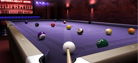 8 Ball Pool : Billiards - Esta imagen subraya el control de precisión del juego, visible en la línea de tiro proyectada sobre la mesa púrpura y la detallada textura de las paredes del bar.