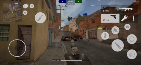 Invasão Elite - La acción transcurre en calles detalladas con construcciones que recuerdan a favelas brasileñas, mostrando la pistola equipada en primera persona y elementos de interacción del HUD.