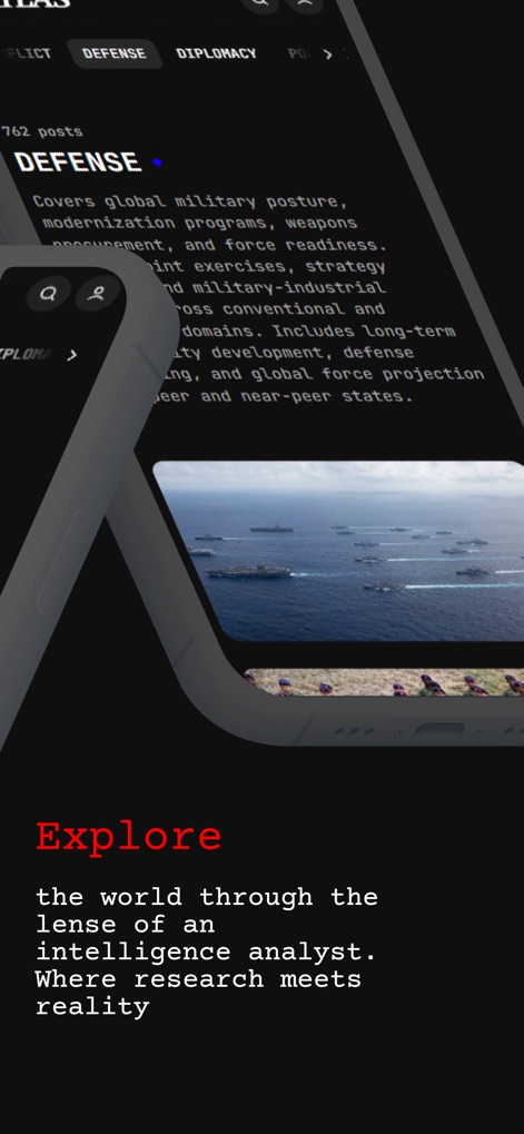 The Atlas News - Die Benutzeroberfläche hebt die aktive „DEFENSE“-Kategorie hervor und verdeutlicht deren Inhalt, während die Luftaufnahme von Marineschiffen die Relevanz der militärischen Analyse unterstreicht.