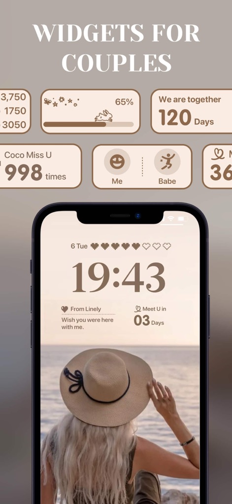 LockWidget - LockScreen Themes - Esta herramienta permite a los usuarios personalizar la pantalla de bloqueo con widgets específicos para parejas, como el contador de días juntos y un fondo de playa romántico que evoca serenidad.