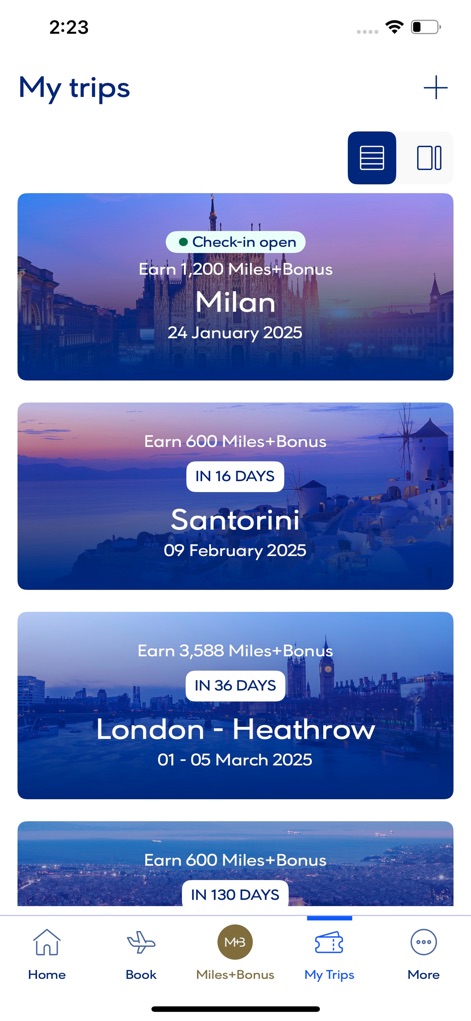 Aegean Airlines - Eine umfassende Ansicht präsentiert alle bevorstehenden Reisen in einzelnen Karten, die Ziele wie Mailand, Santorini und London mit unterschiedlichen Startdaten visuell hervorheben.