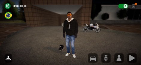 Elite Auto Brasil : Moto Grau - La interfaz de personalización de personaje permite a los jugadores elegir su atuendo, como se ve con el personaje vistiendo una sudadera con capucha y gafas de sol, posando en un garaje. En la parte superior, se visualiza el saldo en 'R$', conectando directamente con la economía local del juego.