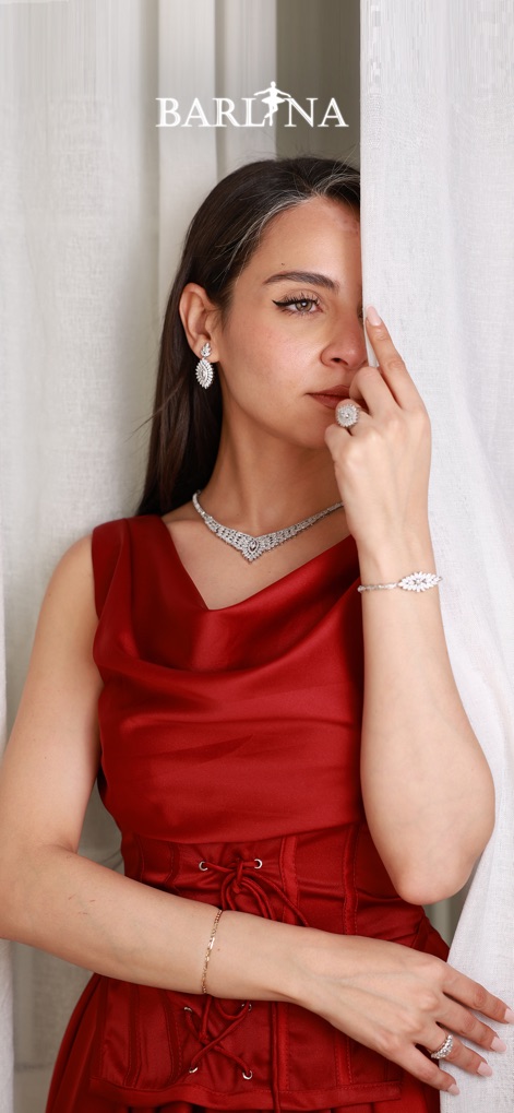 بارلينا | Barlina - Aqui, os usuários podem apreciar uma seleção de joias requintadas, incluindo um colar de diamantes brilhante e brincos combinando, que adornam a modelo.
