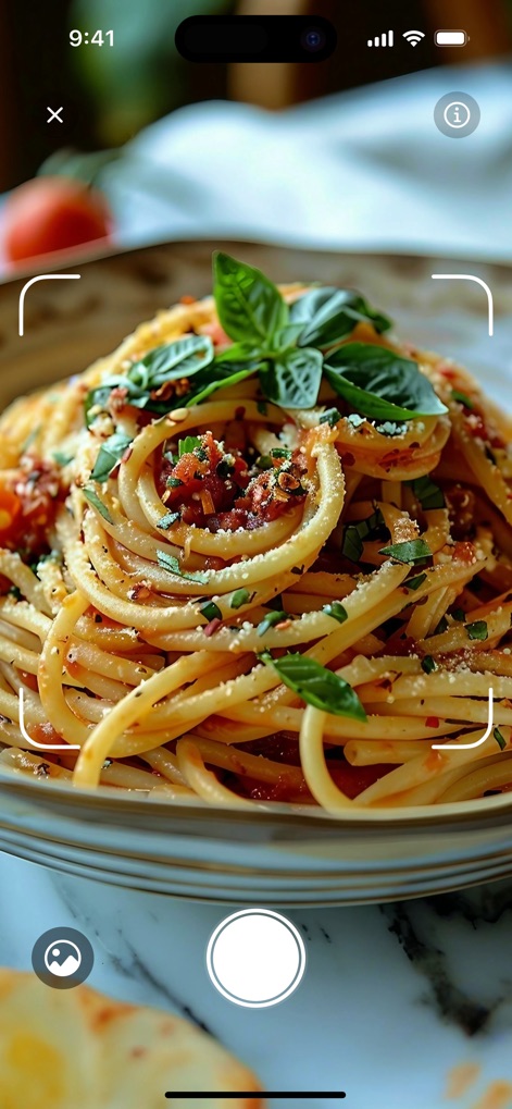 Calz - Calorie Counter AI - Ce visuel montre l'interface intuitive de la caméra de l'application, prête à scanner un repas comme les pâtes pour une analyse nutritionnelle instantanée, simplifiant le processus pour l'utilisateur.