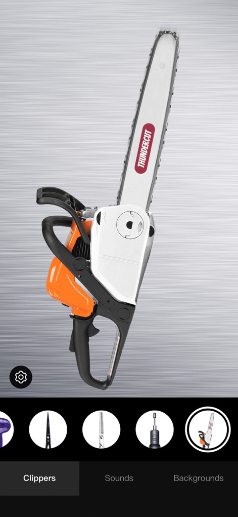 Hair Clippers & Razor Prank! - Questo strumento permette scherzi audaci, presentando una realistica motosega arancione e bianca, facilmente selezionabile attraverso l'icona dedicata nel menu 'Clippers'.