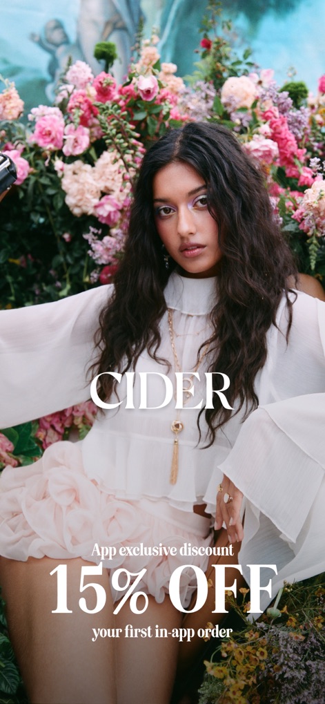 CIDER - Clothing & Fashion - Questa schermata di benvenuto mostra l'esclusivo sconto del 15% sull'ordine iniziale, incentivando i nuovi utenti a immergersi nel mondo della moda trendy rappresentato dalla modella con un outfit accattivante.