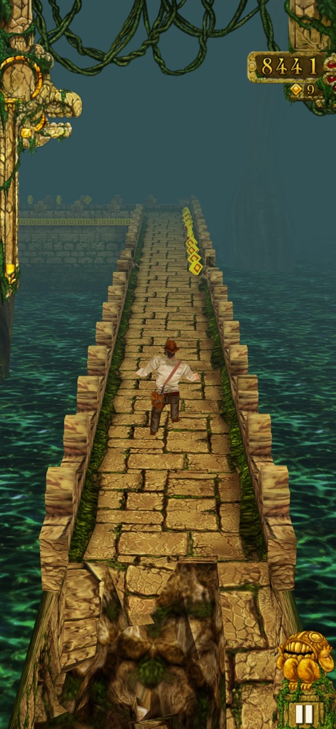 Temple Run - Dieses Spiel fordert schnelle Reflexe mit dem Charakter, der geschickt über einen breiten Steinweg gleitet, um Hindernisse zu überwinden und wertvolle goldene Münzen einzusammeln.