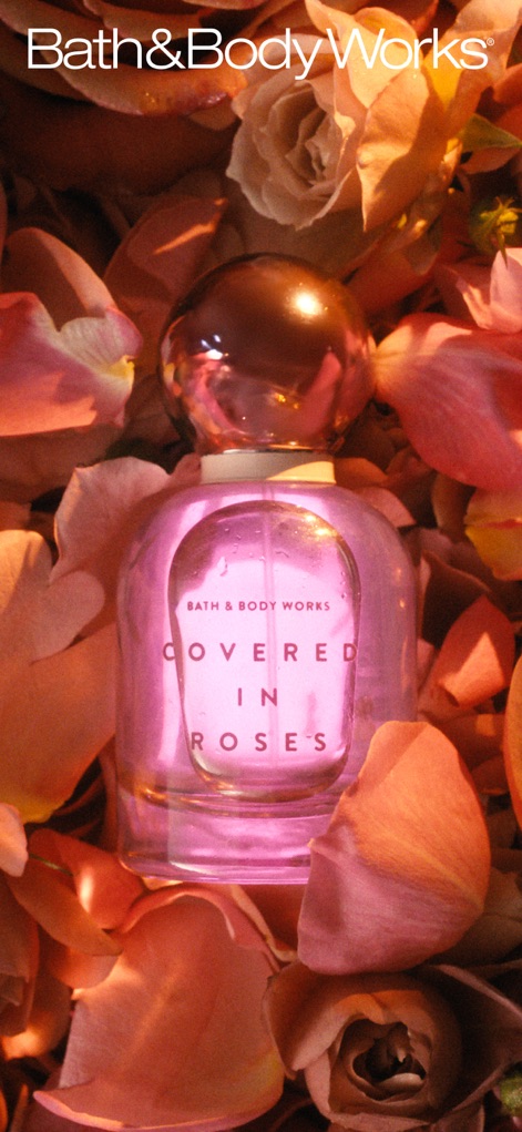 Bath & Body Works | B&BW - Die App präsentiert einen eleganten Parfumflakon im Rampenlicht, umgeben von detailreichen Rosenblüten, was die luxuriöse Produktästhetik hervorhebt.