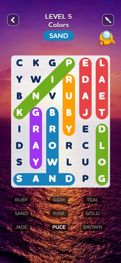 Word Search Quest Puzzles - L'application immerge les joueurs dans des thèmes visuellement attrayants comme les couleurs, avec des mots mis en évidence par des surlignages multicolores distincts sur un arrière-plan océanique.
