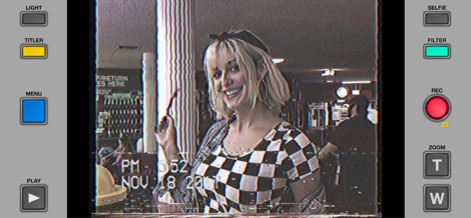 Rarevision VHS Lite: Retro Cam - このスクリーンショットでは、ユーザーが自由に設定できる日付表示機能と、視覚的なノイズや色ずれといったヴィンテージ感あふれるグリッチ効果が組み合わさり、現代の映像を懐かしいVHSテープ風に変換しています。