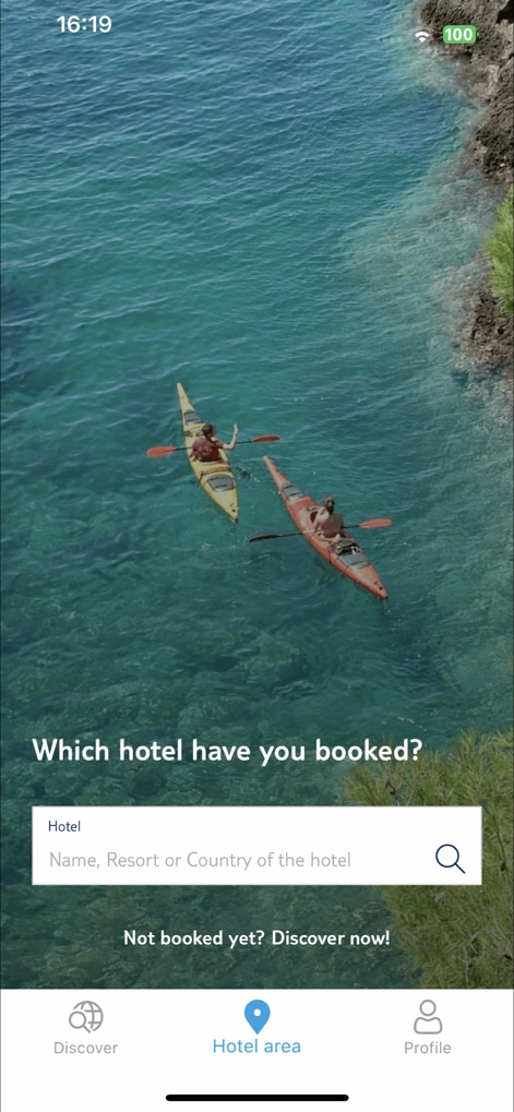 BLUE App - holiday planner - Los huéspedes pueden localizar su hotel TUI BLUE con facilidad, utilizando el campo de texto para el "Name, Resort or Country of the hotel" y un icono de búsqueda para una localización rápida.