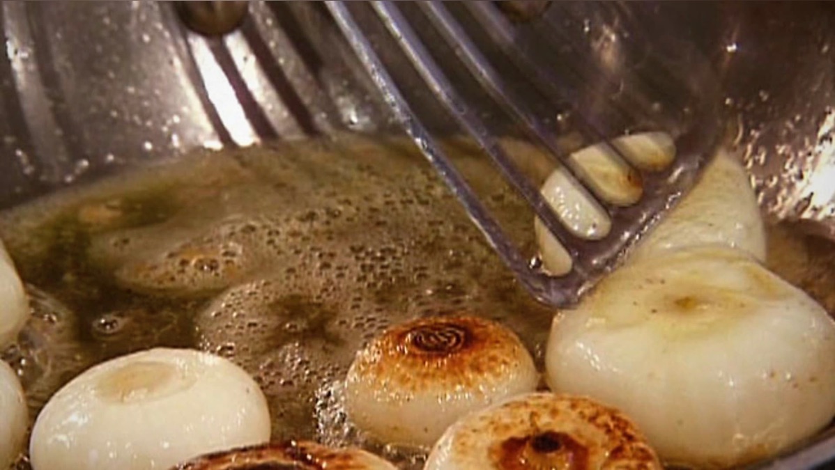 Symon vs. Adjey Iron Chef America (Season 7, Episode 1) Apple TV (CA)