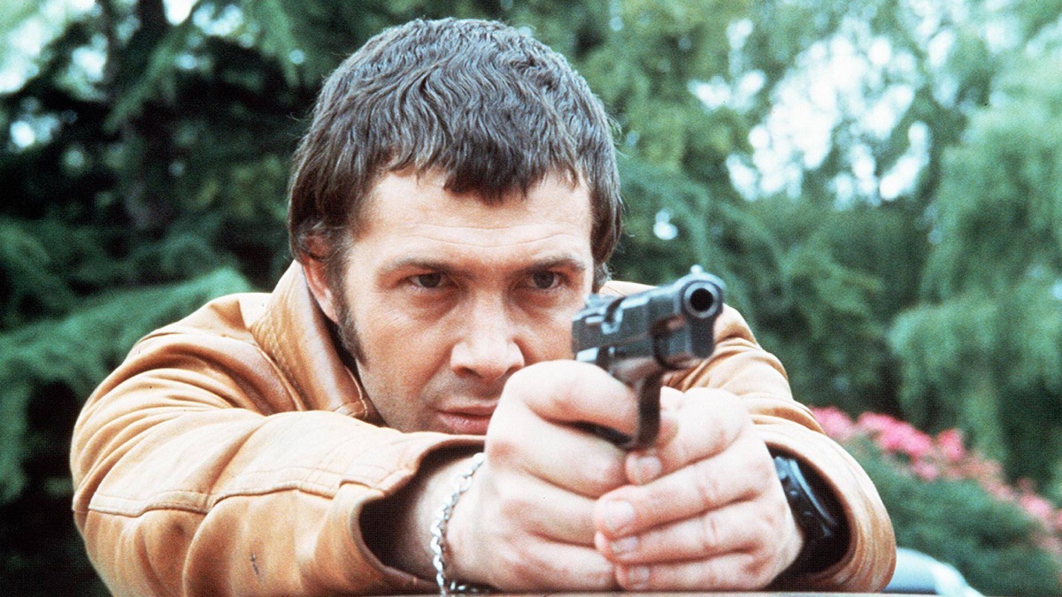 Hunter Hunted - The Professionals (Series 2, Episode 1) - Apple TV (UK)
