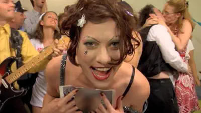 Mira el vídeo musical de Oasis de Amanda Palmer
