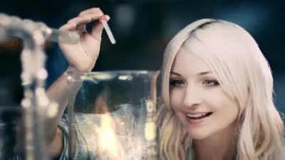 Schau dir das Musikvideo zu Caught In the Crowd von Kate Miller-Heidke an