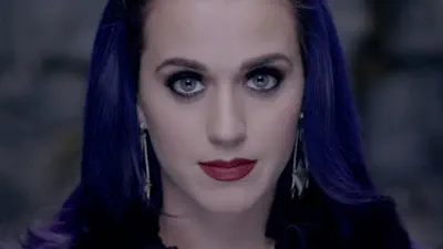 Schau dir das Musikvideo zu Wide Awake von Katy Perry an