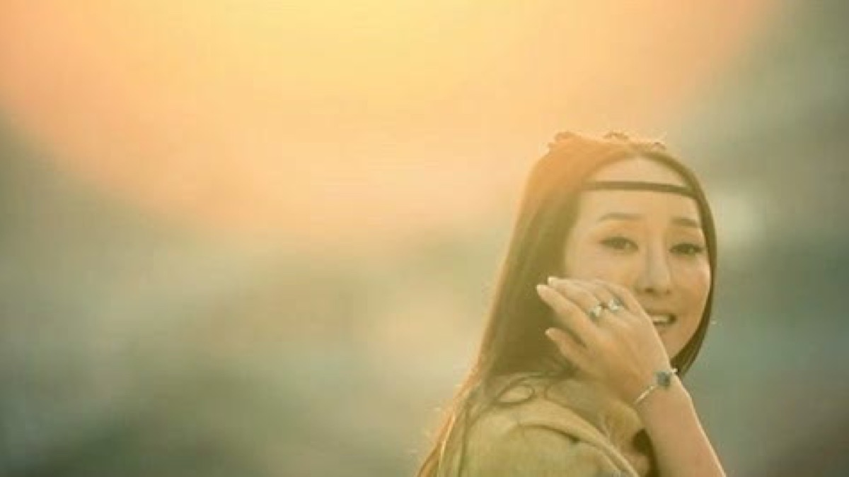 ‎《如影随形》- 萨顶顶的音乐视频 - Apple Music
