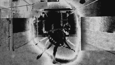 洋楽 Nine Inch Nails Happiness in Slavery Happiness Is Slavery (live) - YouTube