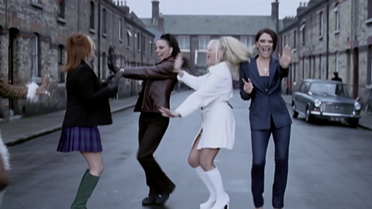 Песню стоп видео. Spice girls stop. Stop right Now Spice girls. Spice girls Music Video. Spice girls Holler клип кадры.