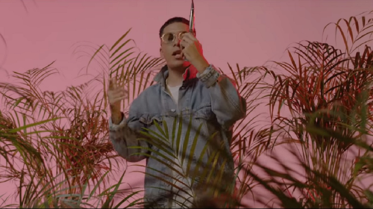 Guapa Video Musik oleh Derian Apple Music