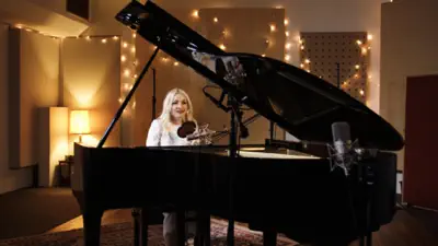 Schau dir das Musikvideo zu Zero Gravity (Acoustic) von Kate Miller-Heidke an