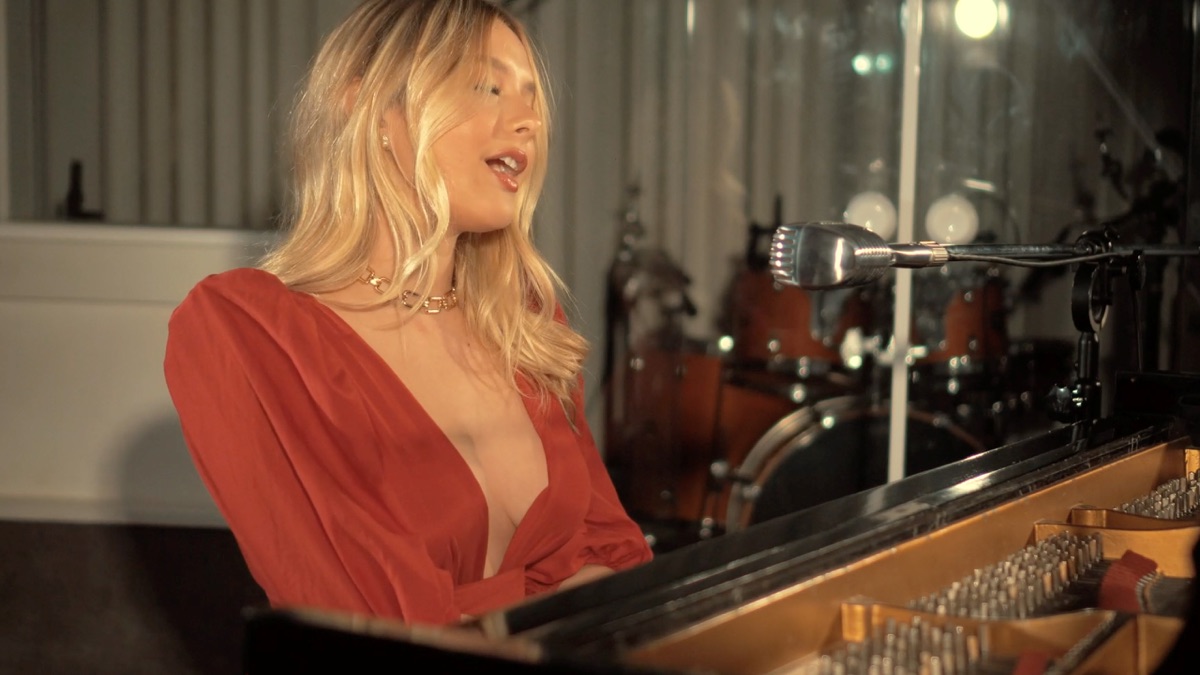 ‎Meiga e Abusada - Music Video by Laura Schadeck - Apple Music
