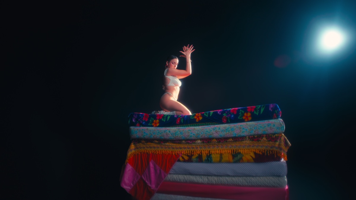 ‎Caresses — videoclipe de MIMAA