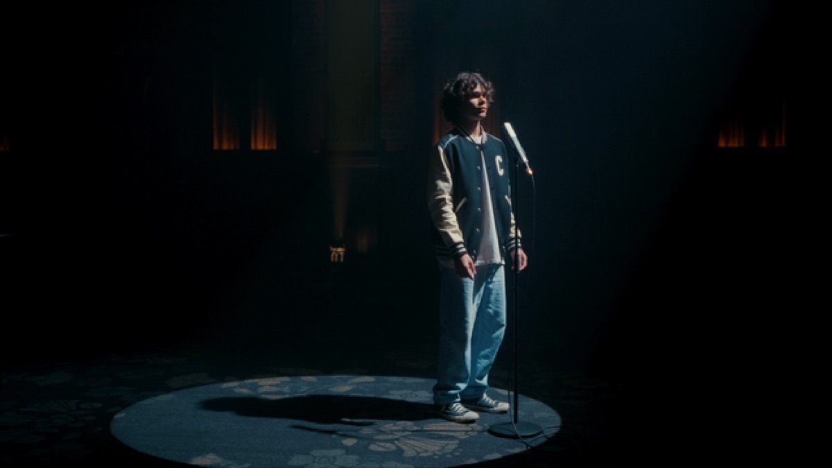 ‎Therapy (Stripped Back) - Budjerahのミュージックビデオ - Apple Music