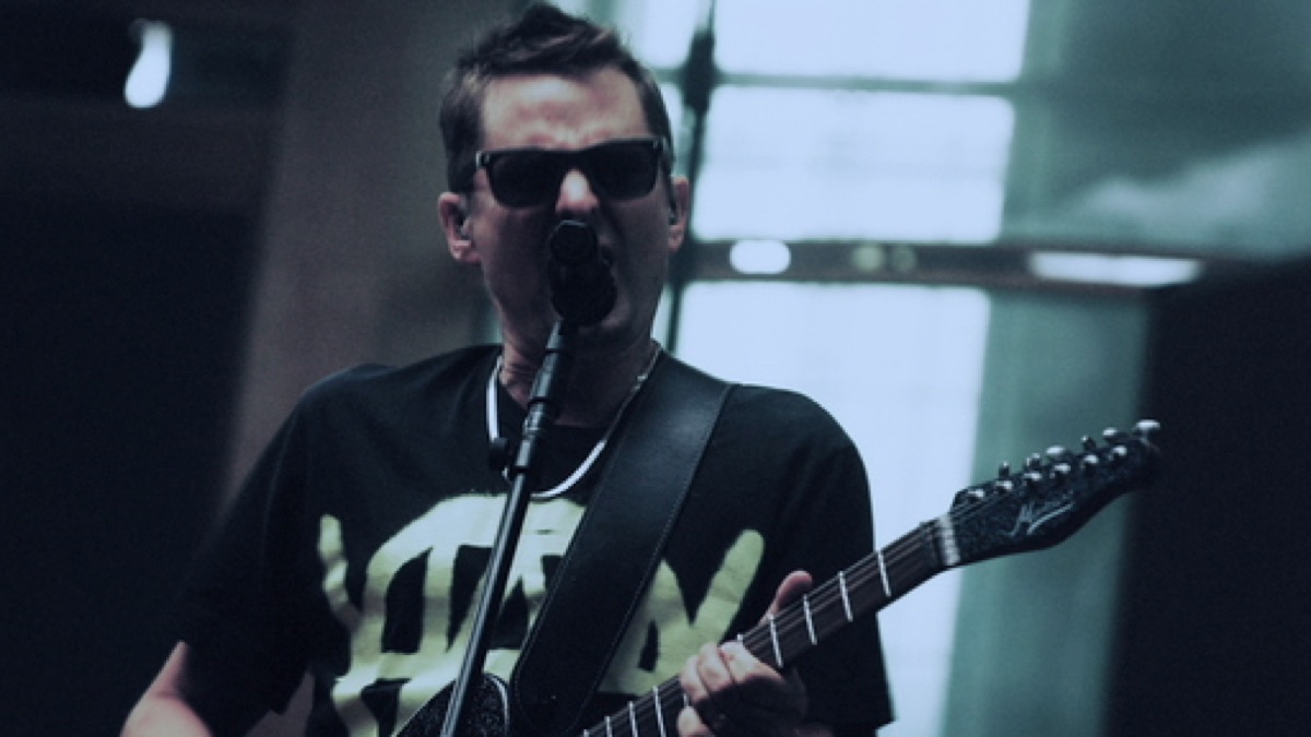 ‎We Are Fucking Fucked (Performance Video) - Music Video by Muse - Apple Music