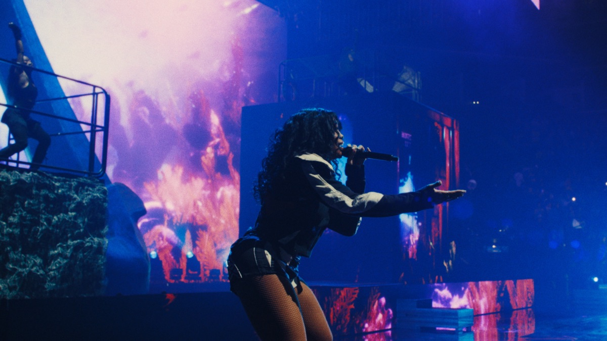 Kiss Me More (Apple Music Live) - SZA