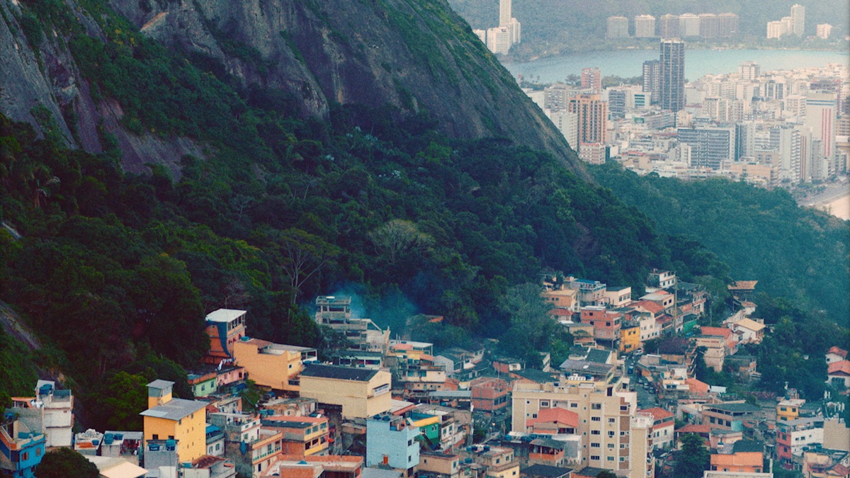‎Favela - イナ・ロードセン & Alokのミュージックビデオ - Apple Music