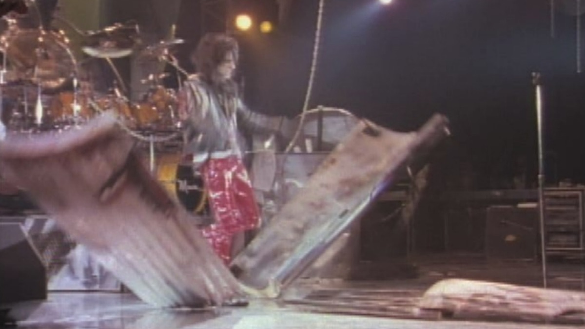‎Trash (from Alice Cooper: Trashes The World) [Live] - アリス・クーパーのミュージックビデオ - Apple Music