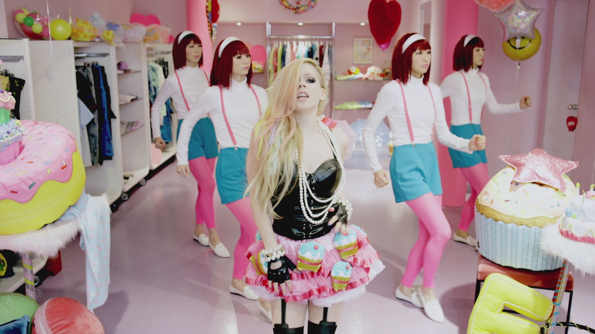 Видеоклип «Hello Kitty» — Avril Lavigne — Apple Music