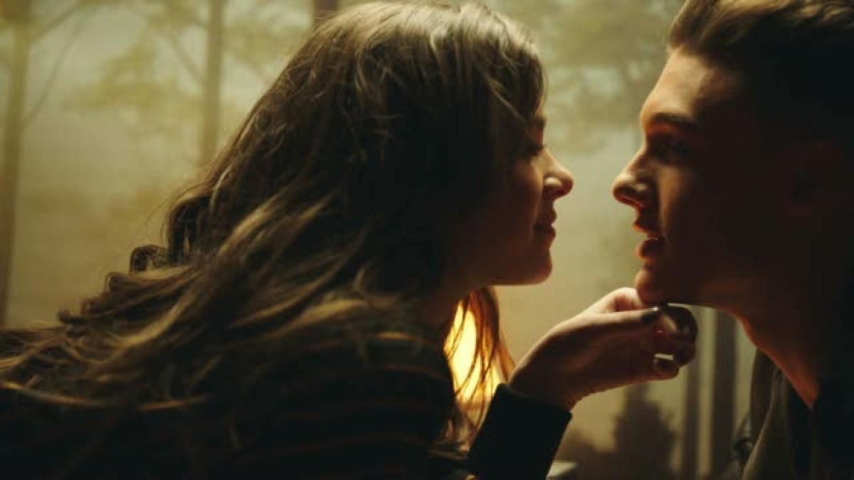 ‎Rock Bottom (feat. DNCE) Music Video by Hailee Steinfeld Apple Music