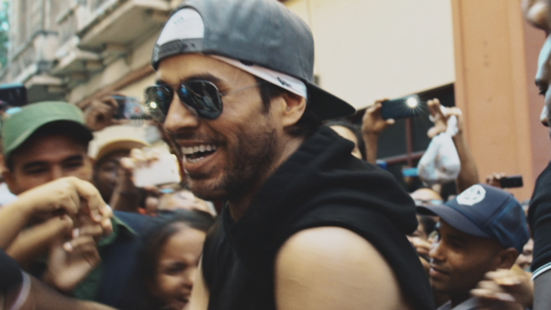 Súbeme La Radio Descemer Bueno Zion Lennox) Video - Main Image