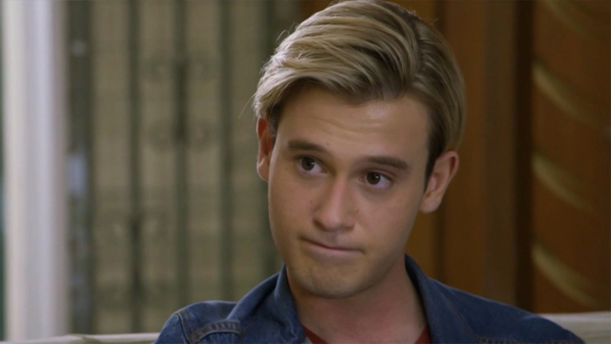 ‎Omarosa, Ashley Hamilton, RJ Mitte, Carmen Electra - Hollywood Medium ...