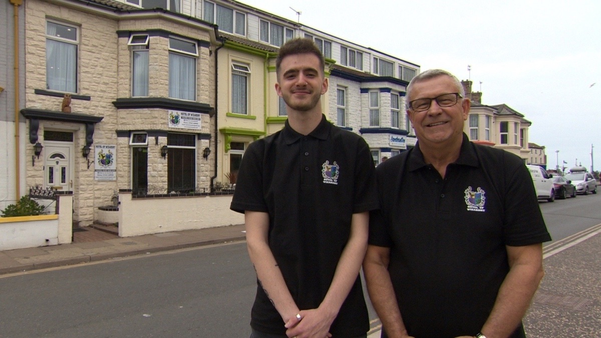 Hotel of Wizardry - Four in a Bed (Series 22, Episode 143) - Apple TV (UK) - Crystals On The Prom 4 In A Bed