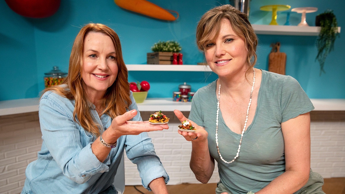 Lucy Lawless & Renee O'Connor Make Tiny Chili Cheese Nachos – Tiny ...