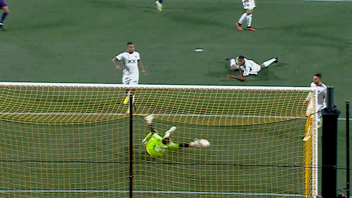 Save: A. Bono vs. CLT, 8' - Assista aos destaques do MLS (BR)