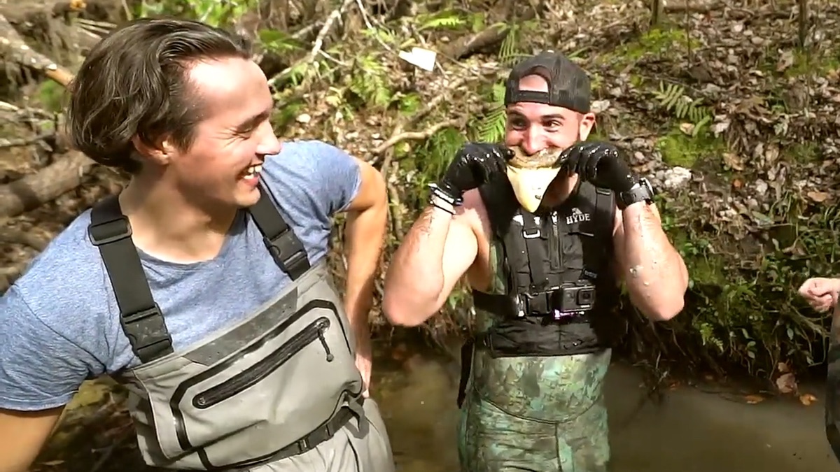 ‎Finding a Megalodon Shark Tooth! – Scuba Jake (Season 5, Episode 13 ...