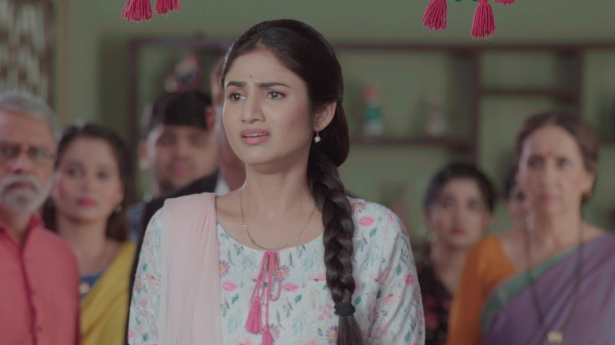 Manjiri Begs for Raaya's Innocence - Yed Lagla Premacha (Season 2 ...